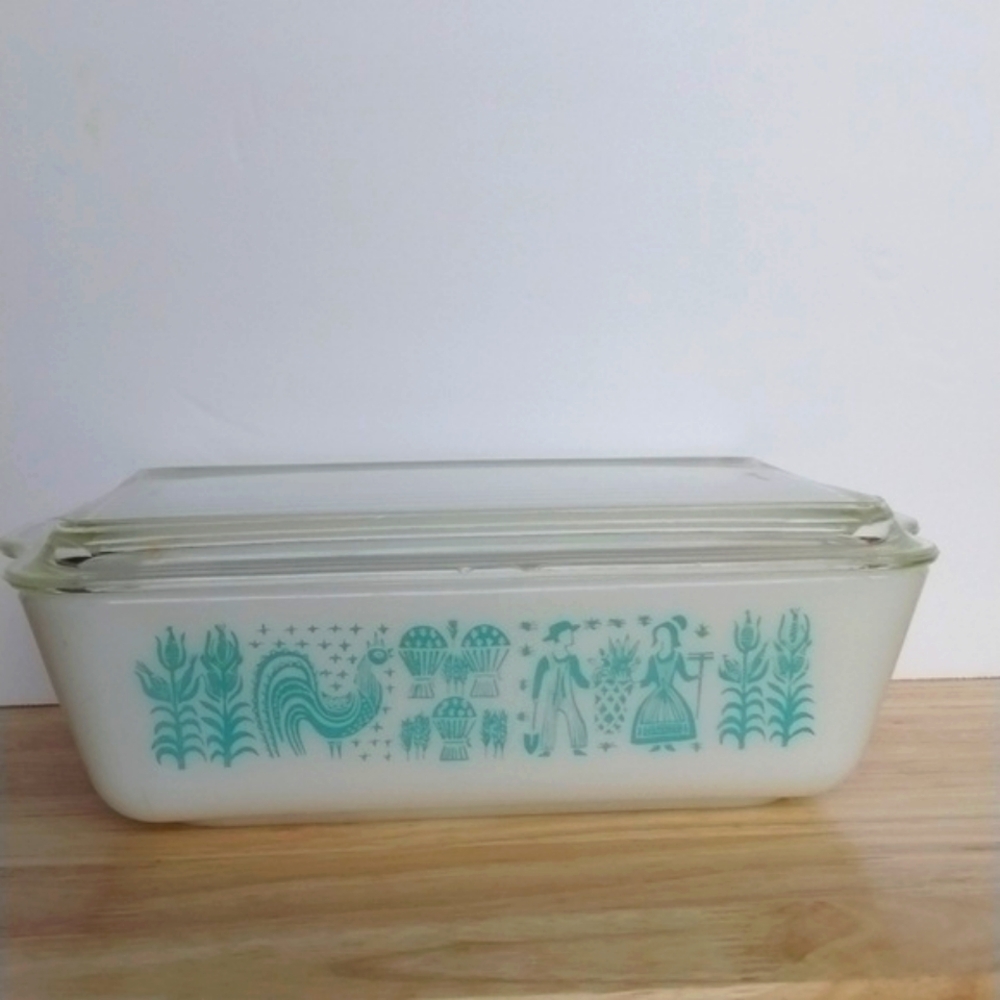 Amish butterprint pyrex casserole dish with glass lid - ivory & teal